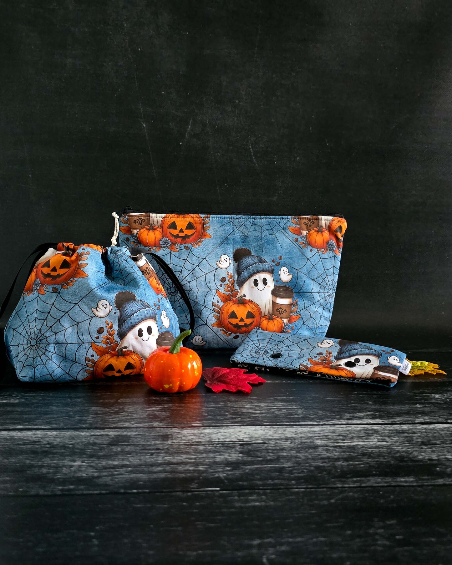 Projekttasche Cozy Ghost – Geist mit Mütze, Kürbissen & Coffee-to-go