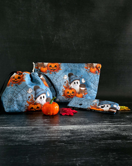 Projekttasche Cozy Ghost – Geist mit Mütze, Kürbissen & Coffee-to-go