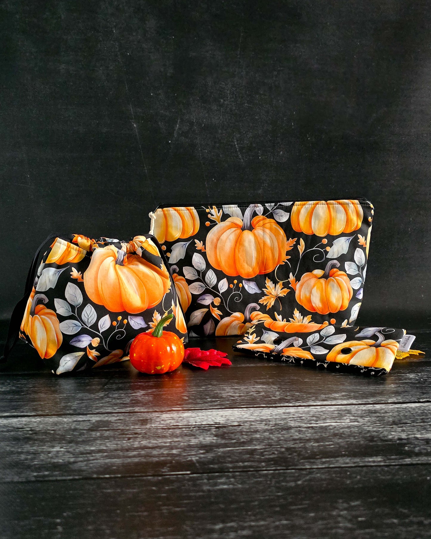 Projekttasche Golden Pumpkin – Kürbisse & Herbstblätter auf Schwarz