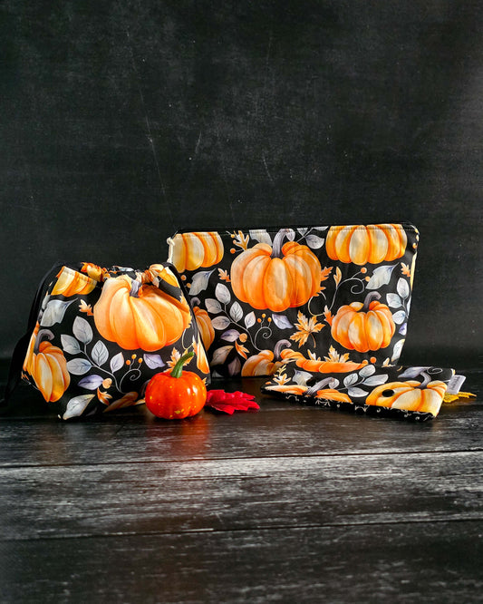 Projekttasche Golden Pumpkin – Kürbisse & Herbstblätter auf Schwarz