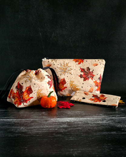 Herbst Projekttaschen – Bunte Blätter in Rot, Orange & Gold auf hellem Hintergrund