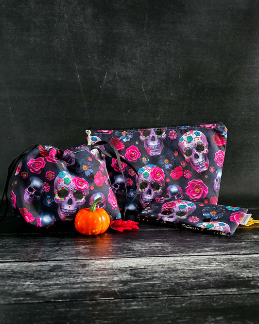 Projekttasche Sugar Skull – Totenköpfe & Rosen im Día-de-los-Muertos-Stil
