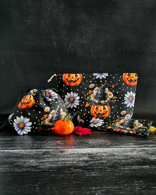 Projekttasche Witchy Bloom – Kürbisse, Hexenhut & Gänseblümchen