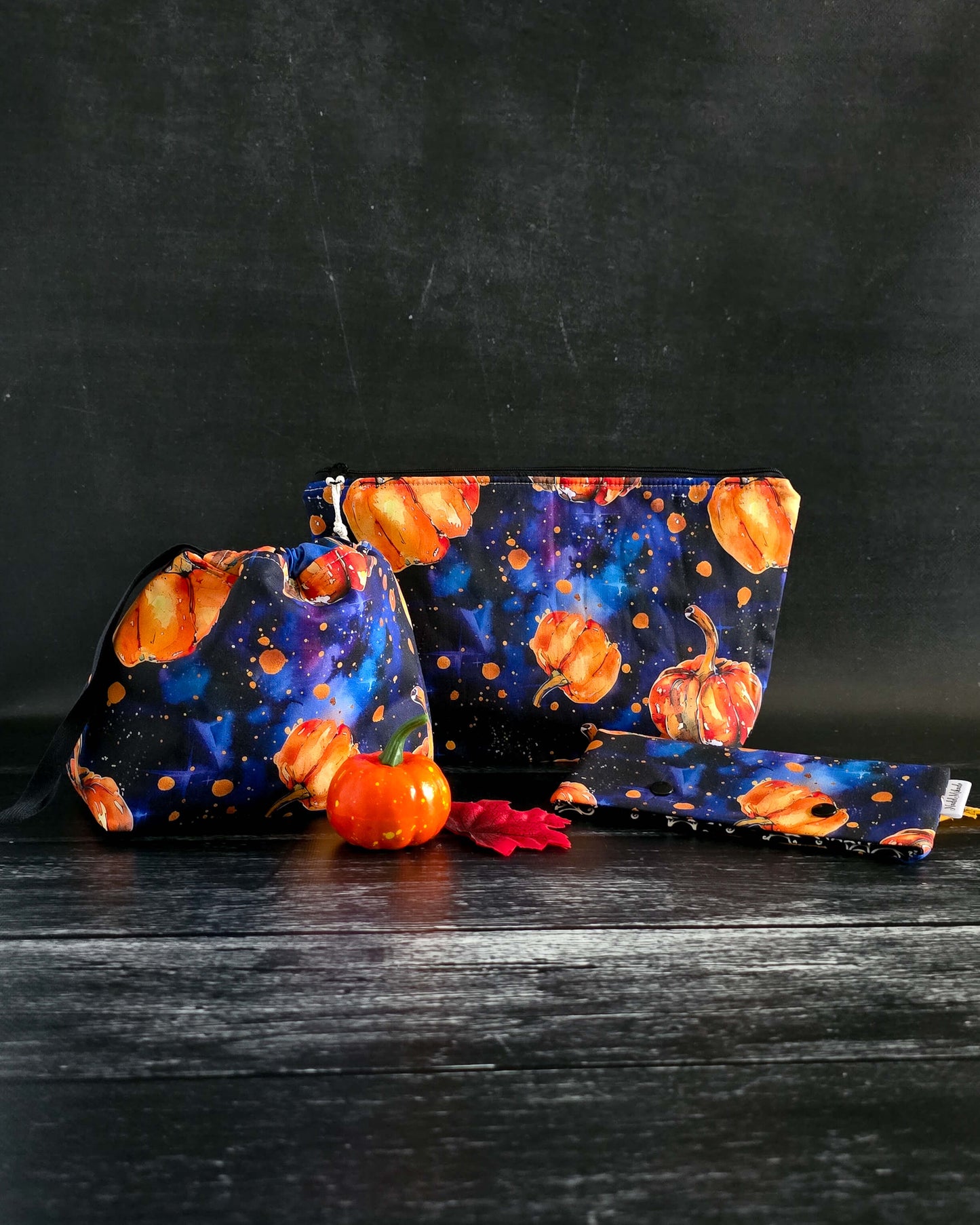 Projekttasche Cosmic Pumpkin – Kürbisse im Galaxie-Design