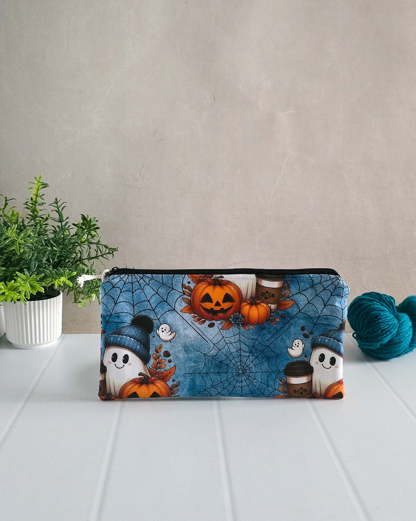 Projekttasche Cozy Ghost – Geist mit Mütze, Kürbissen & Coffee-to-go
