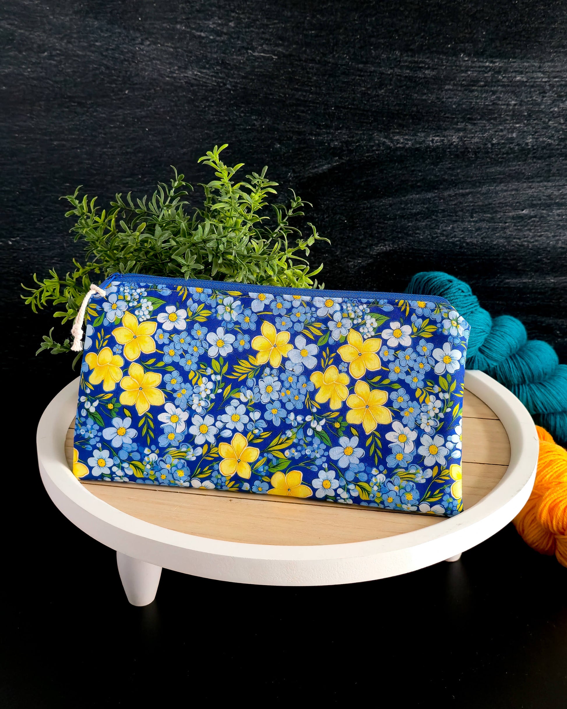 Handgemachte Stricktasche mit gelb-blauen Blüten