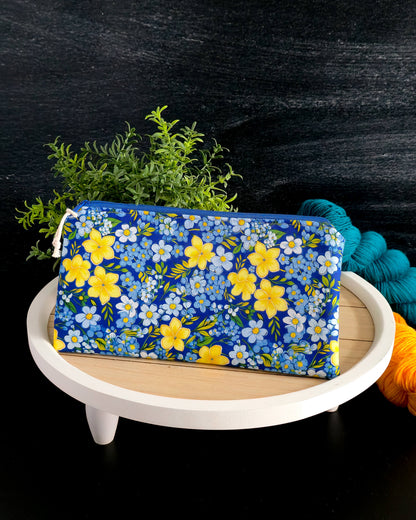 Handgemachte Stricktasche mit gelb-blauen Blüten