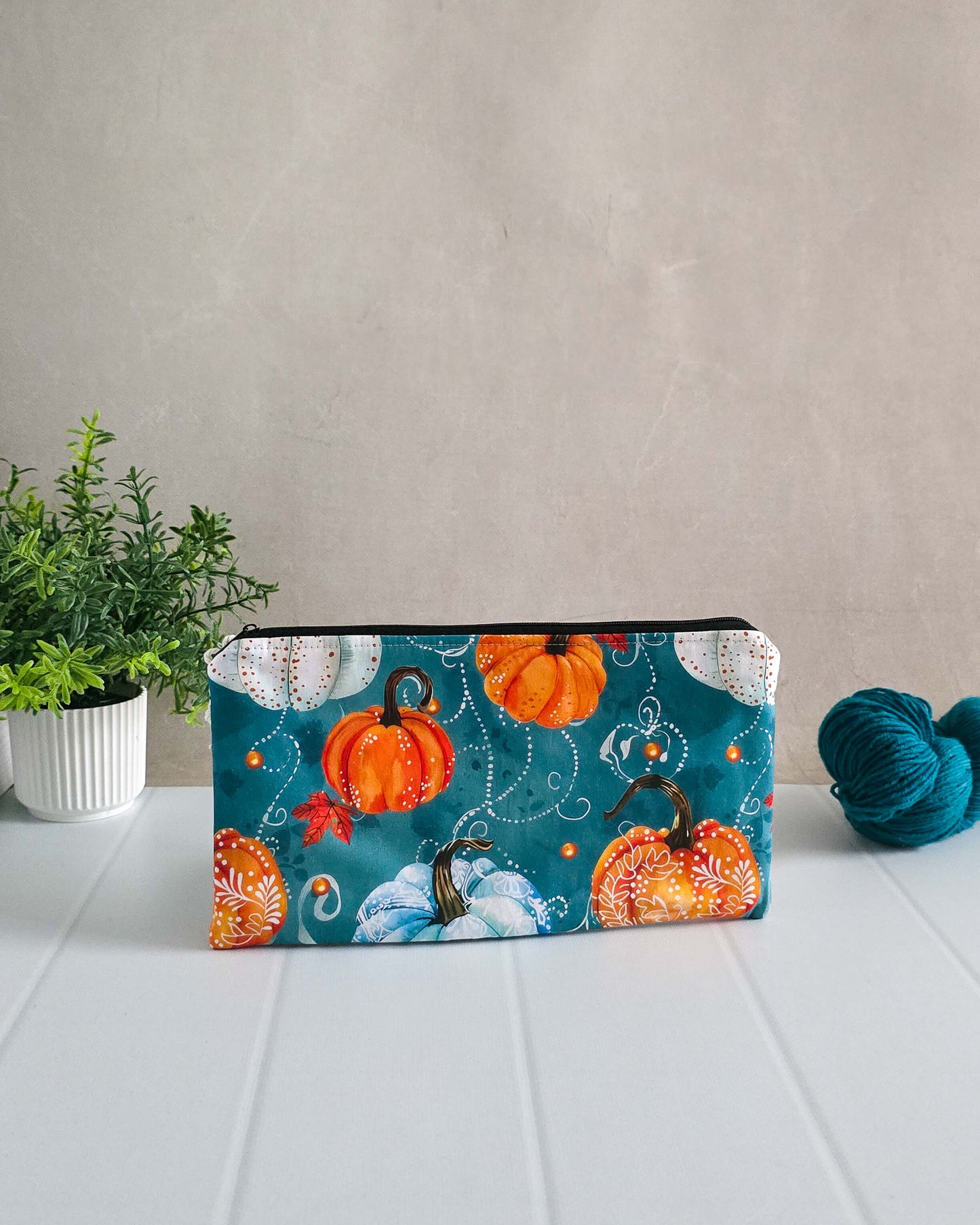 Projekttasche Blue Pumpkin – Kürbisse & Ornamente auf Petrolblau