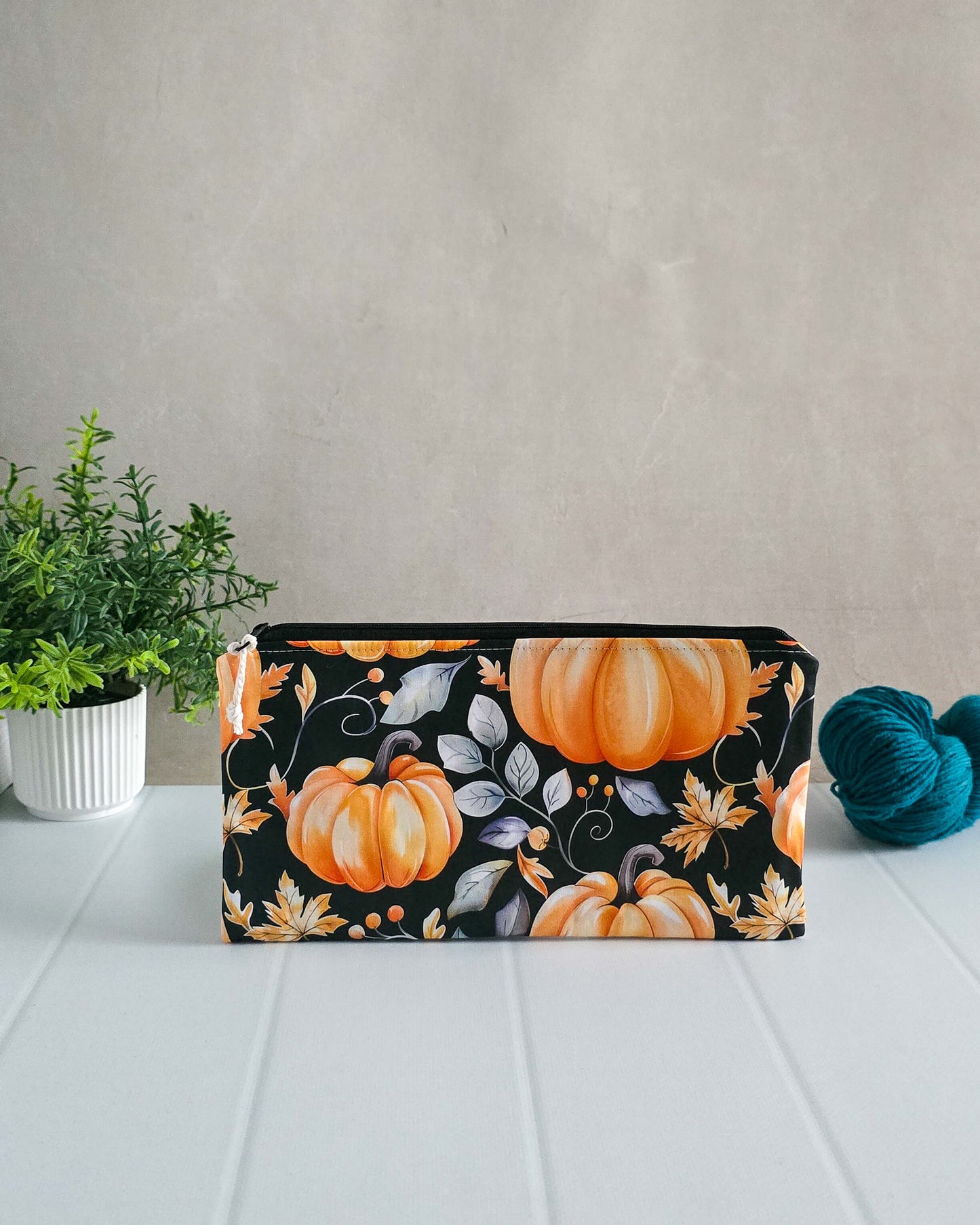 Projekttasche Golden Pumpkin – Kürbisse & Herbstblätter auf Schwarz