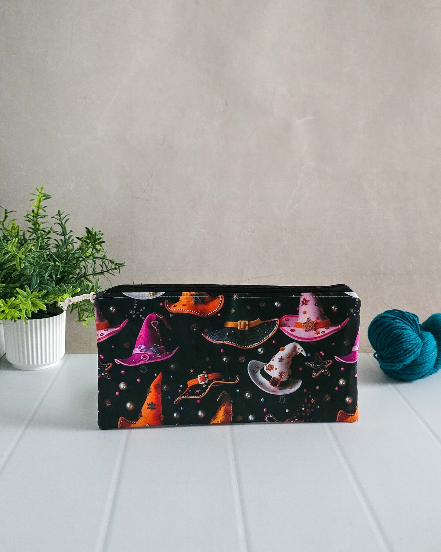 Projekttasche Witch Hats – Bunte Hexenhüte & Sterne auf Schwarz