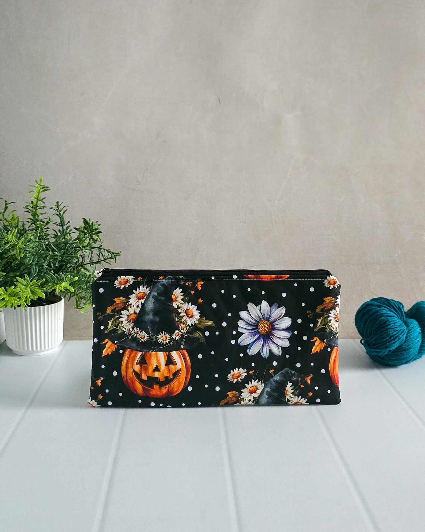 Projekttasche Witchy Bloom – Kürbisse, Hexenhut & Gänseblümchen