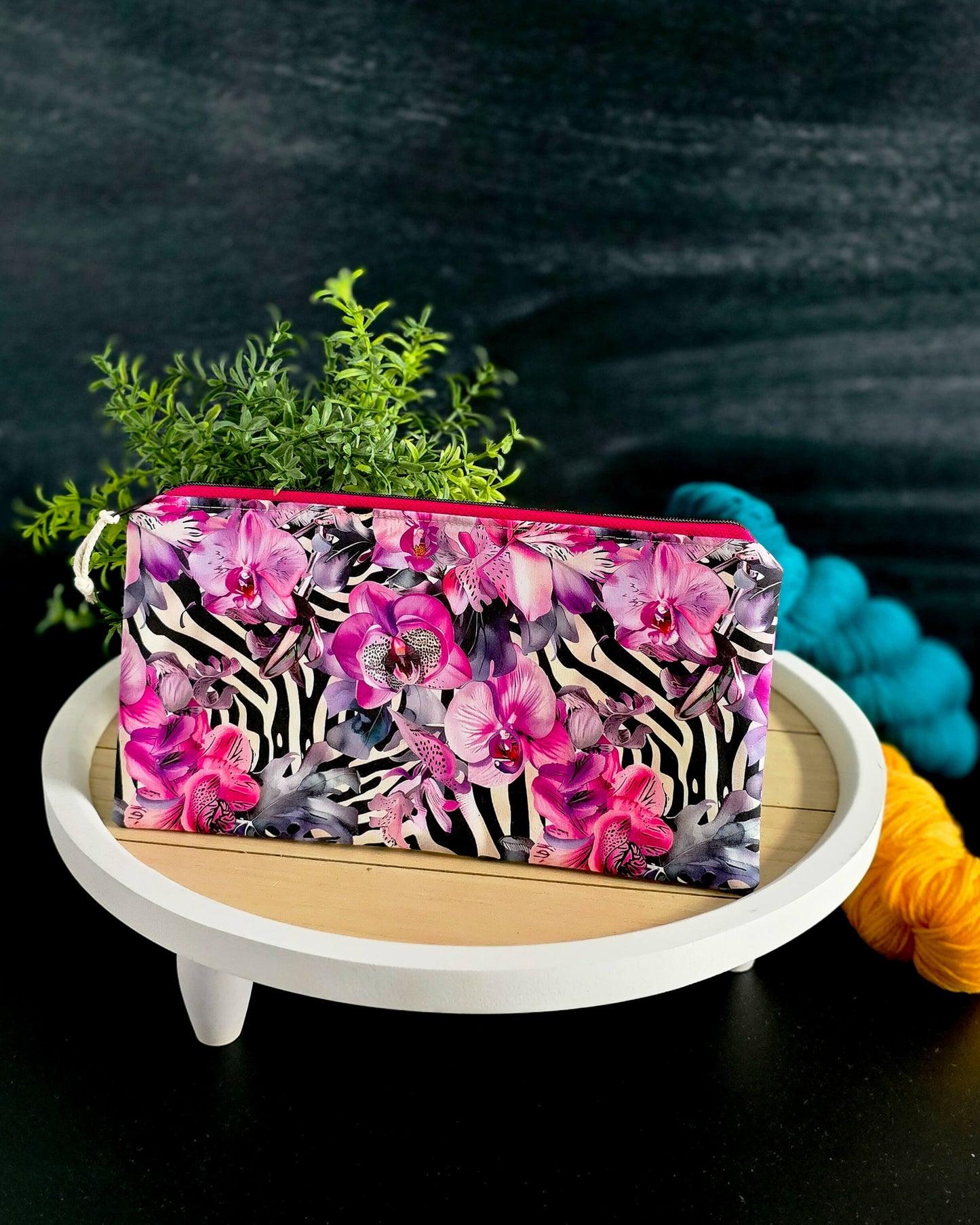 Runa Bag Zebra Bloom auf Podest, frontal fotografiert