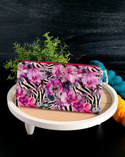 Zubehörtasche mit Strickaccessoires arrangiert
