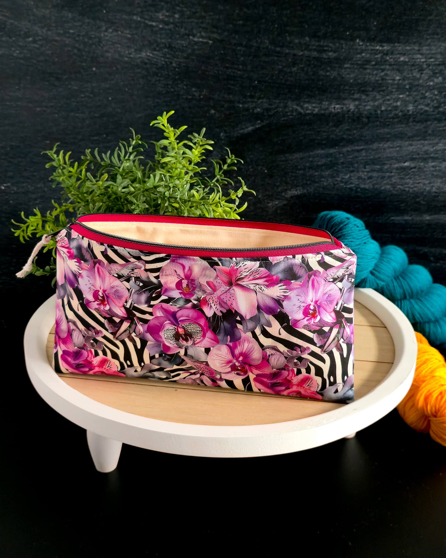 Kombination aus Projekttasche und Kosmetiktasche im floralen Stil