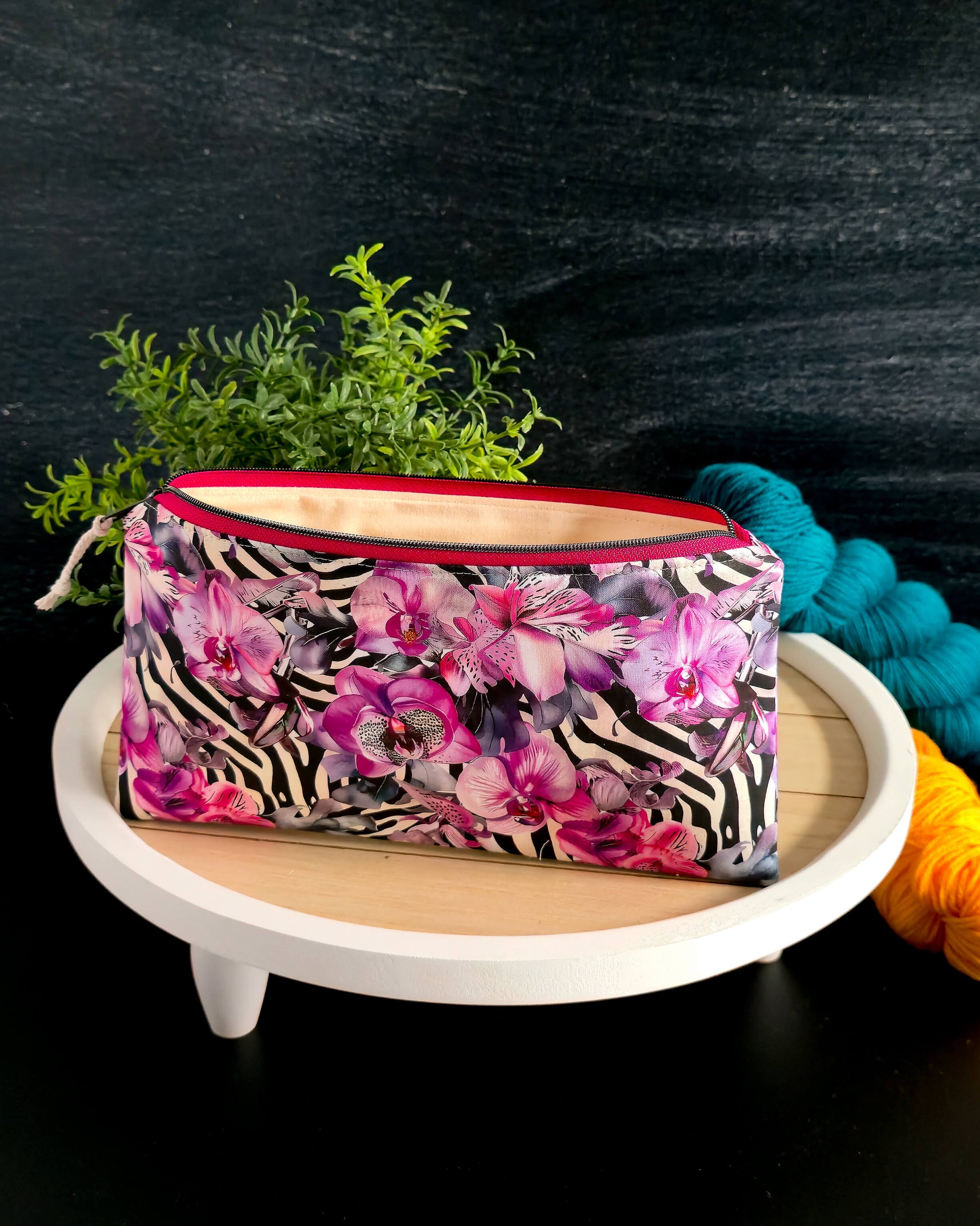 Kombination aus Projekttasche und Kosmetiktasche im floralen Stil