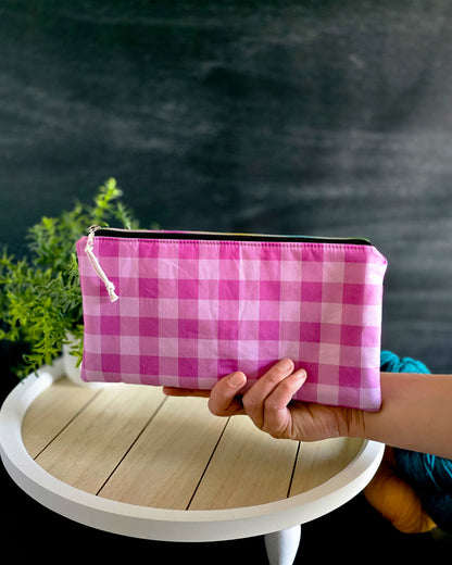 Handgehaltene Zubehörtasche mit pinkem Vichy-Muster