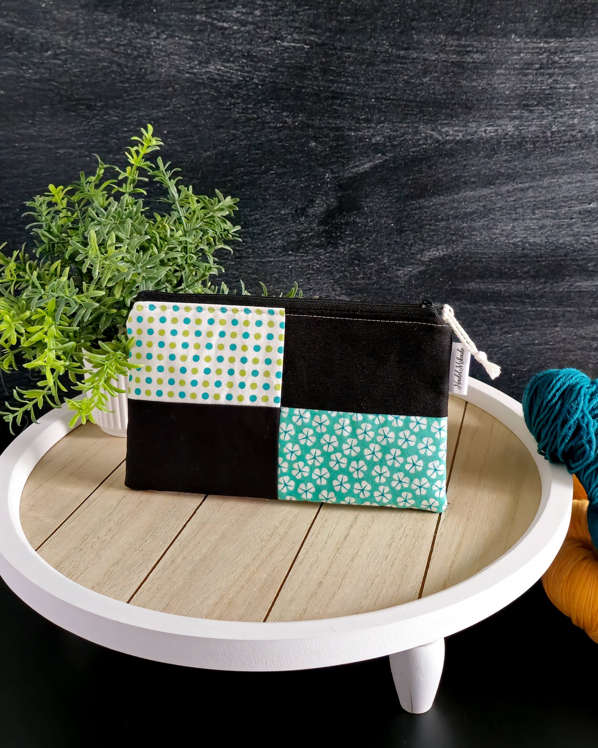 Kleine Tasche mit Reißverschluss in Schwarz, Türkis und Lila