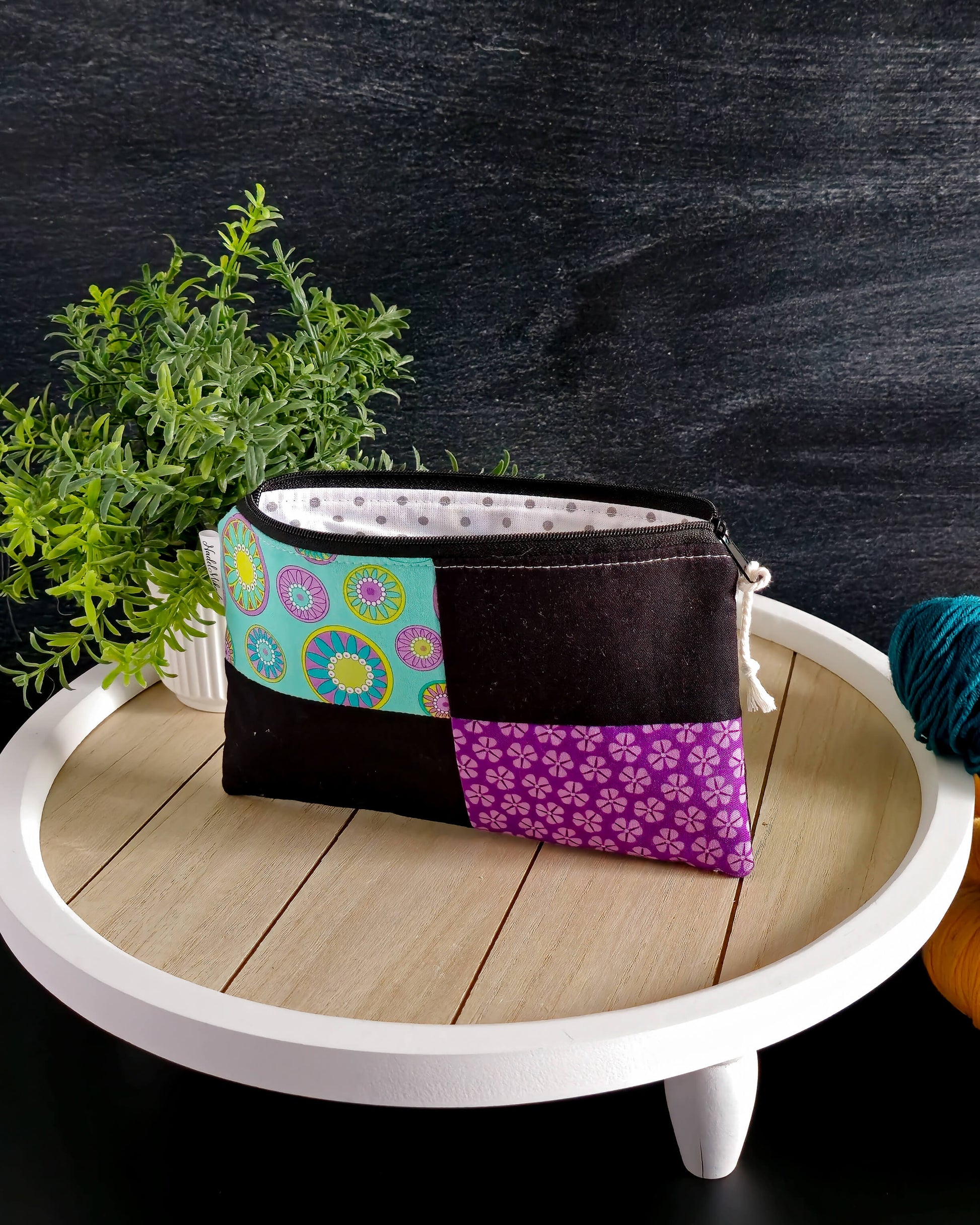 Handgenähte Stricktasche auf hellem Holztablett