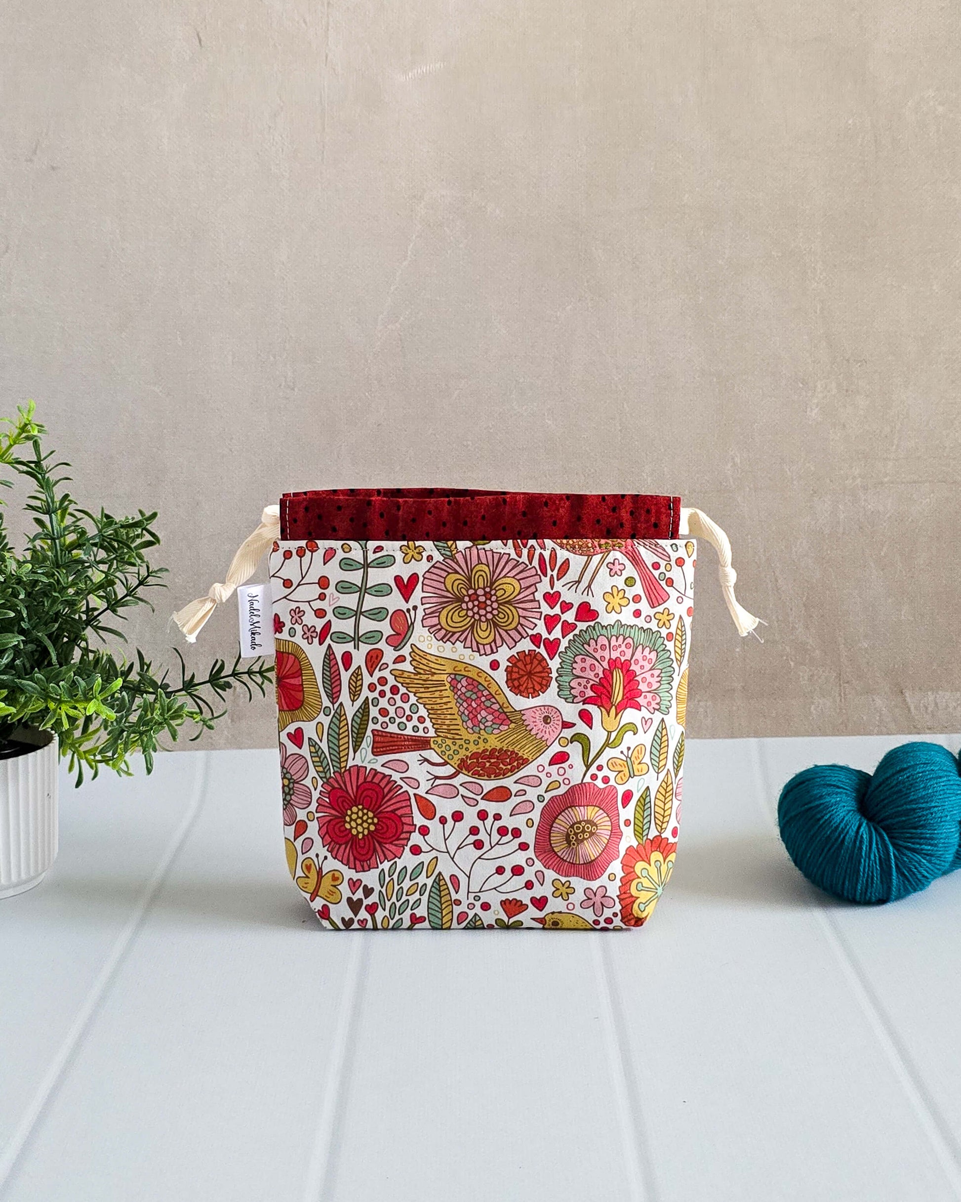 Projekttasche mit Vogel- und Blumenmotiv in Rot und Gelb