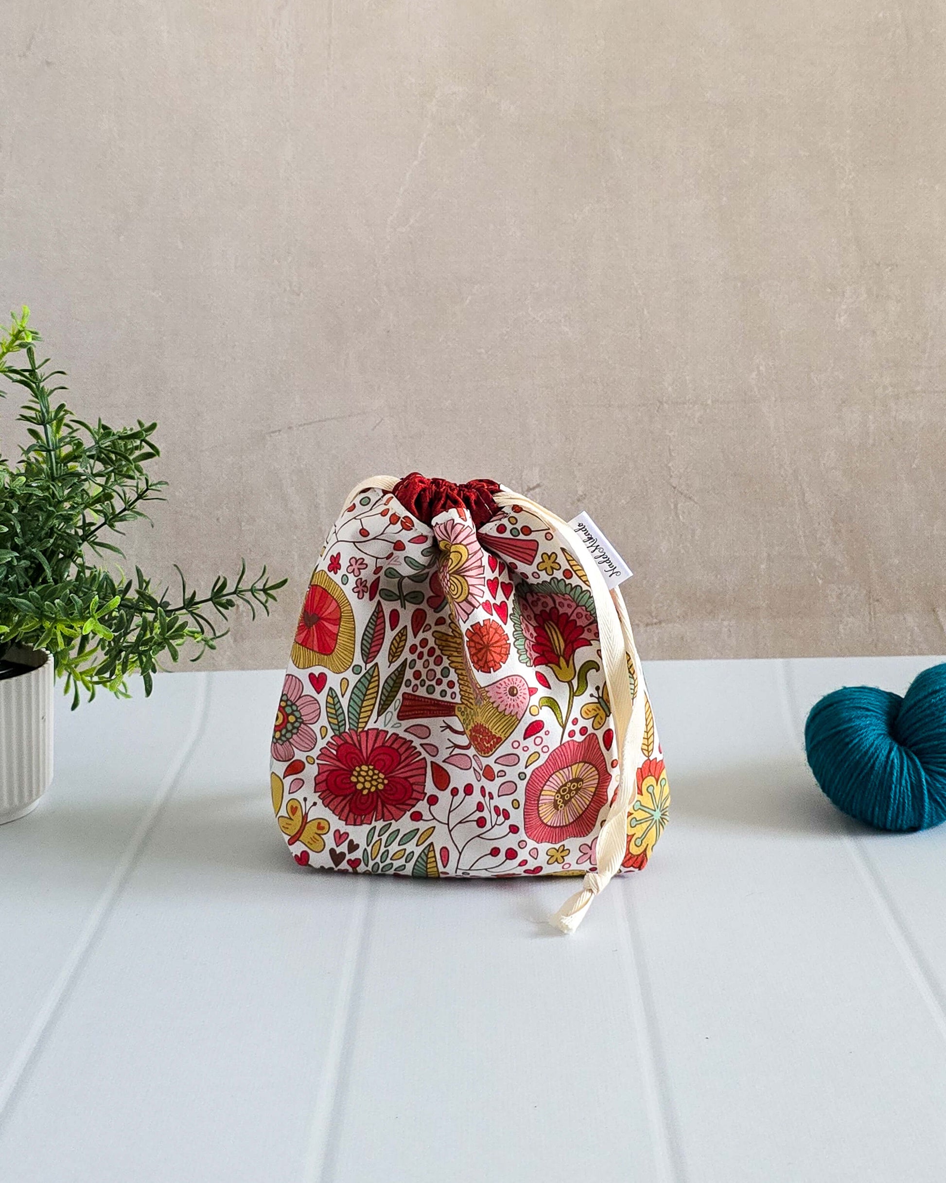 Projekttasche mit Vogel- und Blumenmotiv in Rot und Gelb