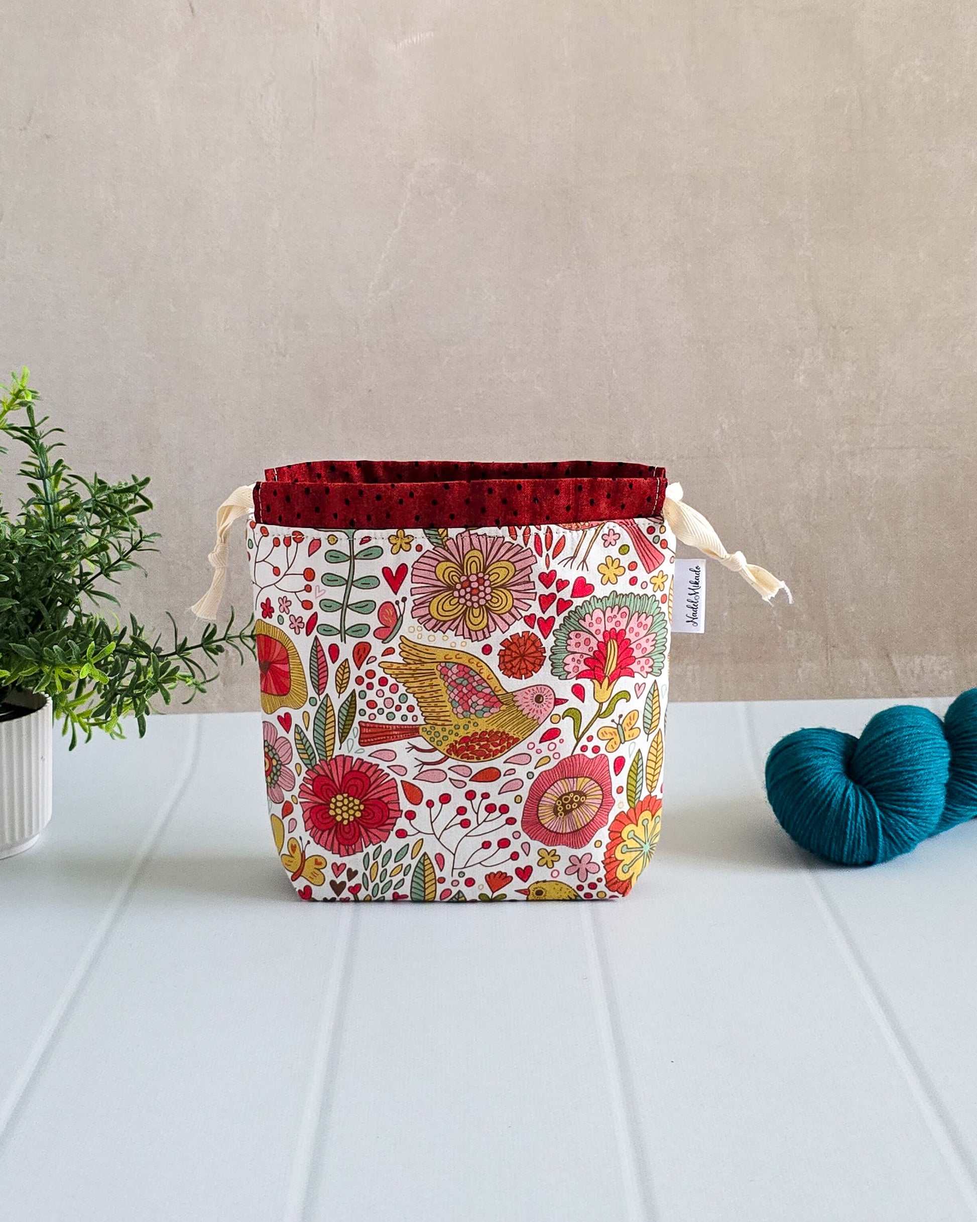 Projekttasche mit Vogel- und Blumenmotiv in Rot und Gelb