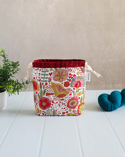 Projekttasche mit Vogel- und Blumenmotiv in Rot und Gelb