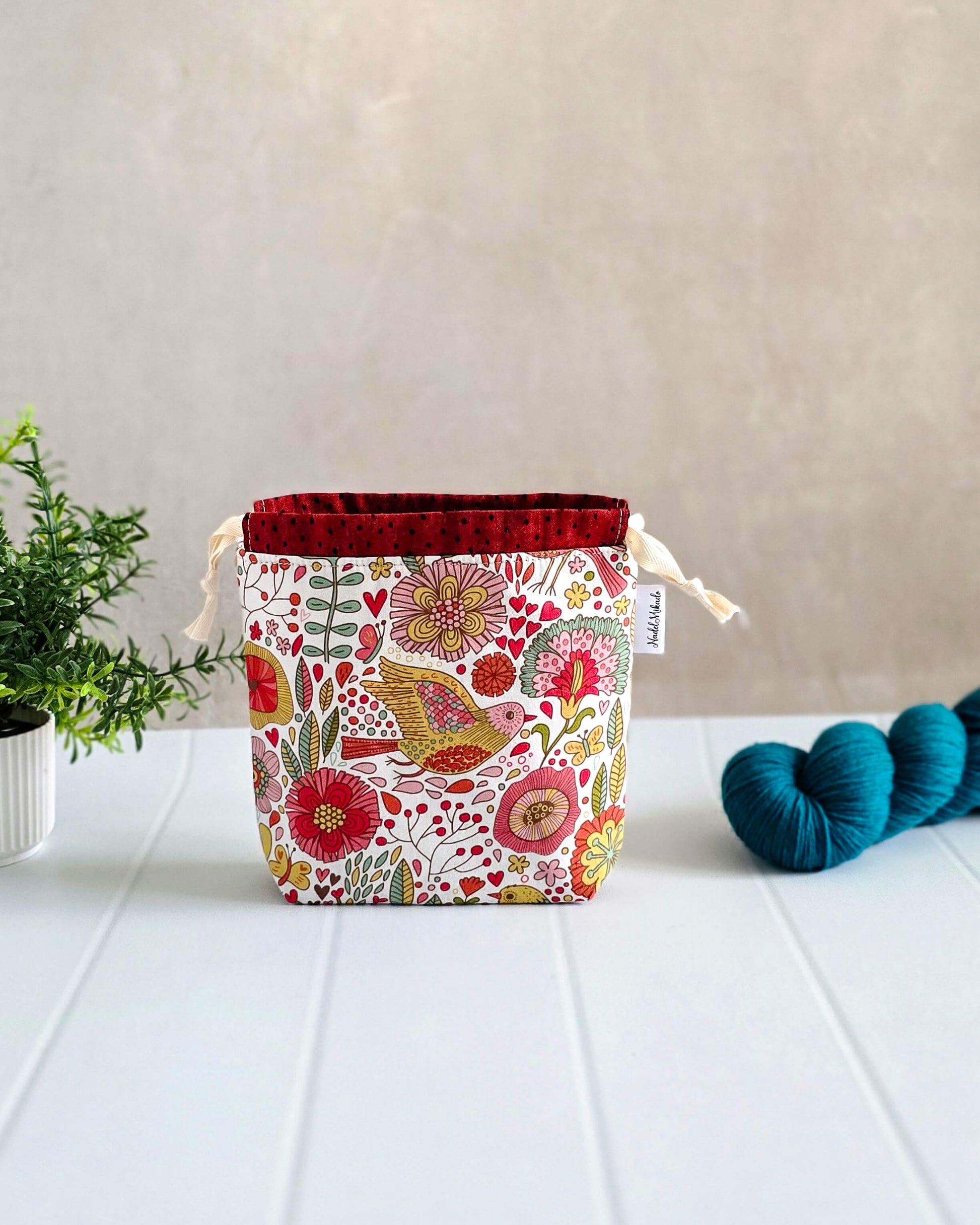 Projekttasche mit Vogel- und Blumenmotiv in Rot und Gelb