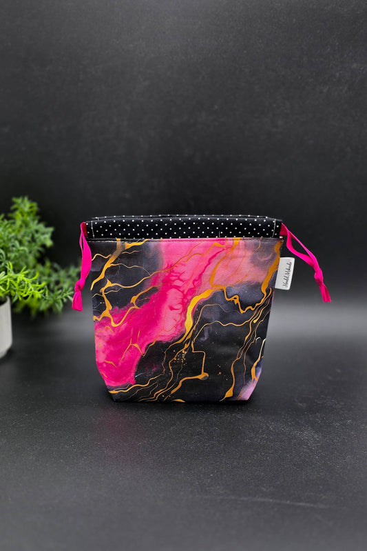 Kleine handgenähte Projekttasche „Lava Glow“ mit leuchtendem Marmor-Design in Pink, Schwarz und Gold.