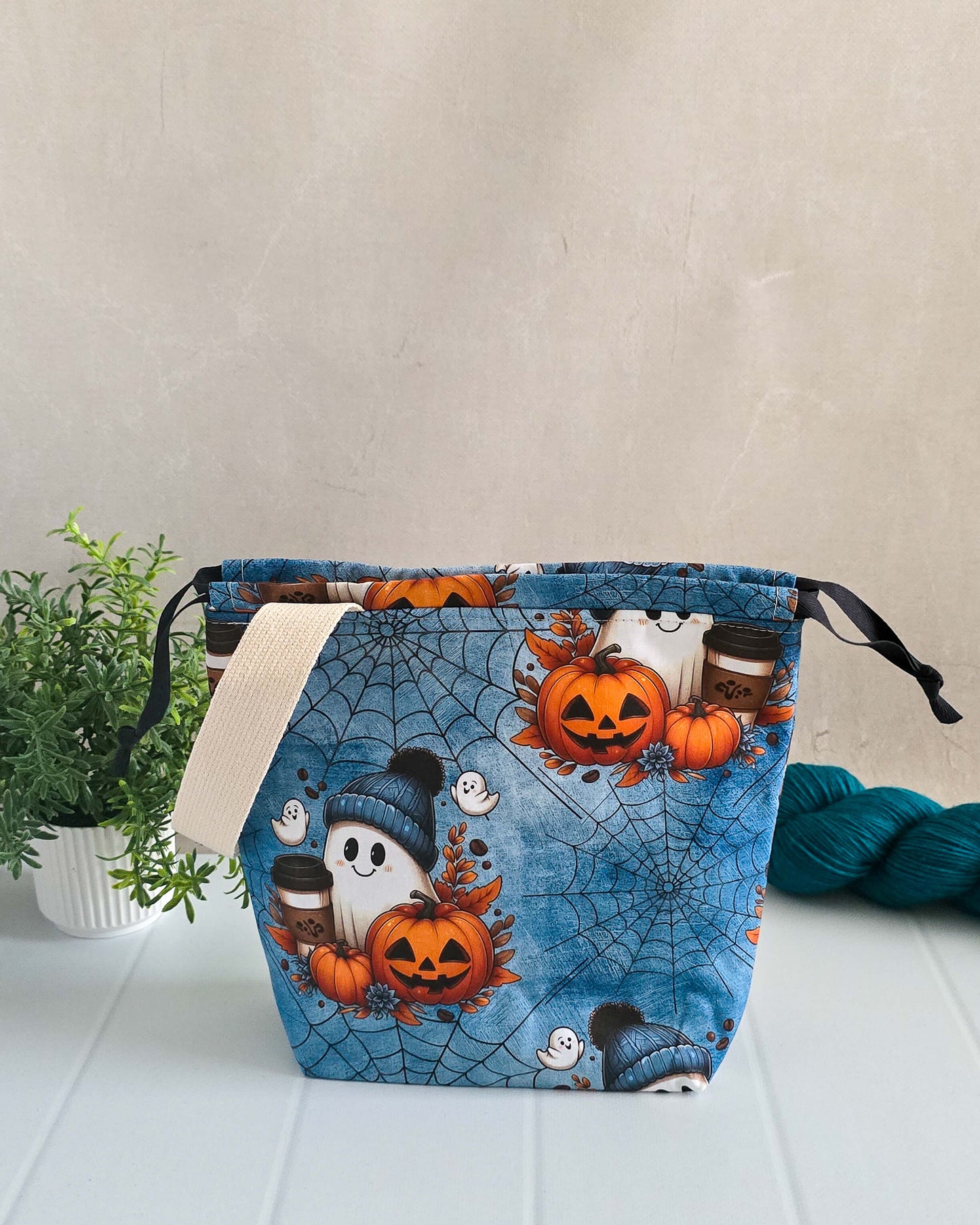 Projekttasche Cozy Ghost – Geist mit Mütze, Kürbissen & Coffee-to-go