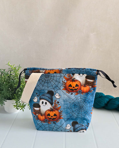 Projekttasche Cozy Ghost – Geist mit Mütze, Kürbissen & Coffee-to-go