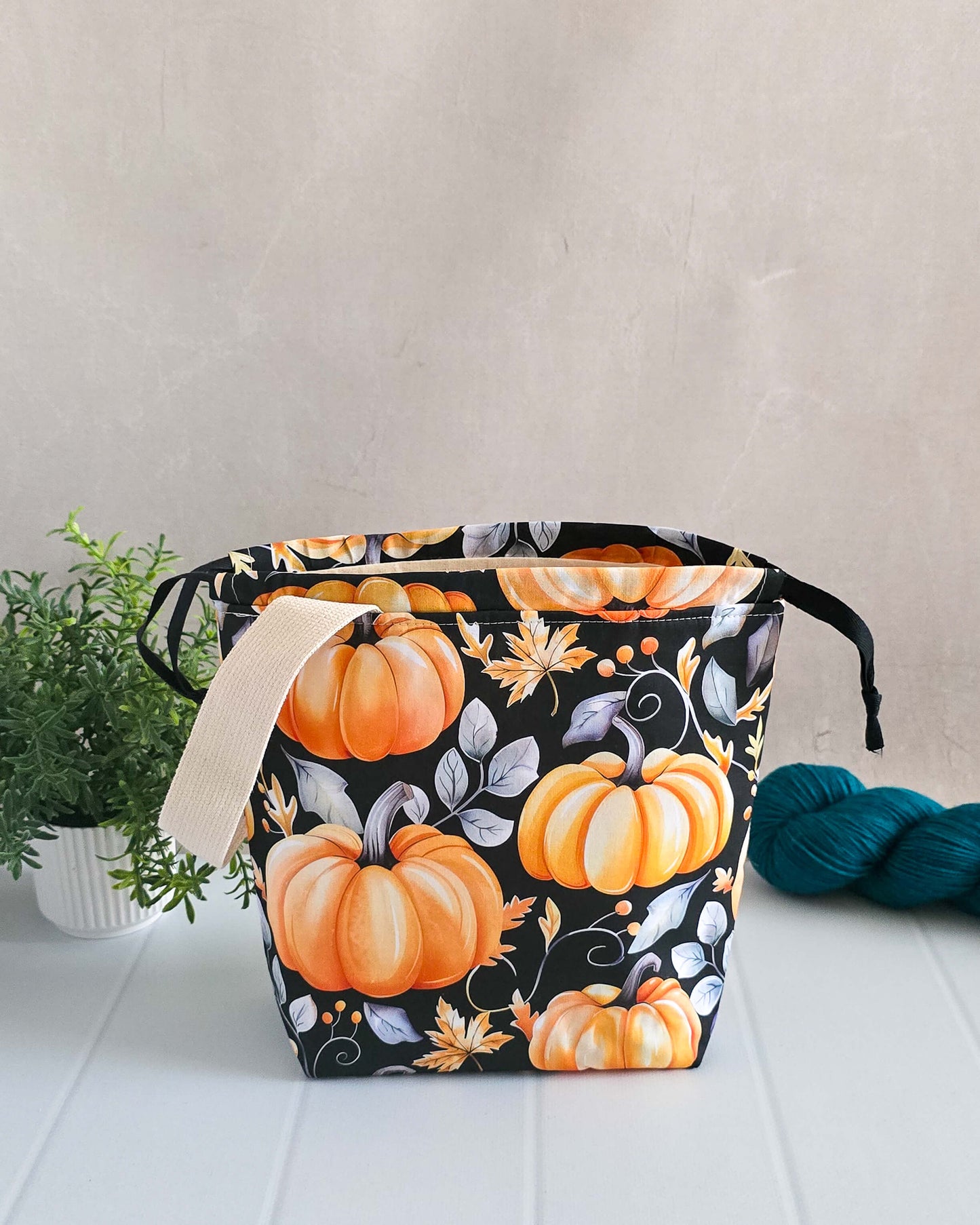 Projekttasche Golden Pumpkin – Kürbisse & Herbstblätter auf Schwarz