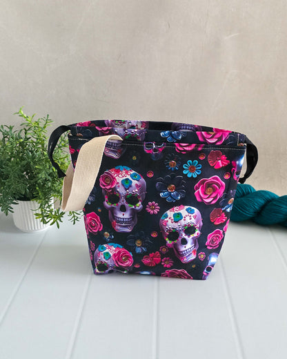 Projekttasche Sugar Skull – Totenköpfe & Rosen im Día-de-los-Muertos-Stil