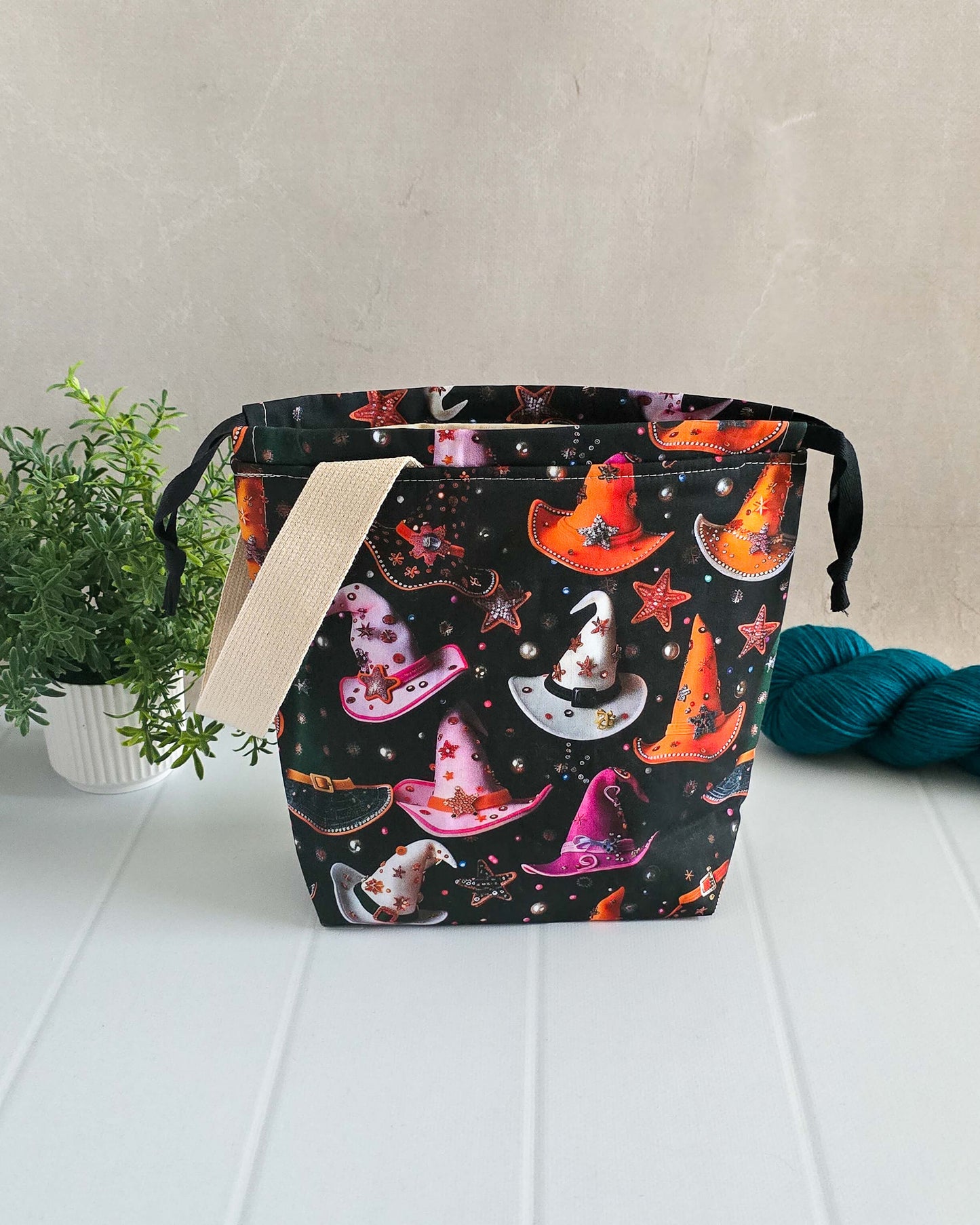 Projekttasche Witch Hats – Bunte Hexenhüte & Sterne auf Schwarz