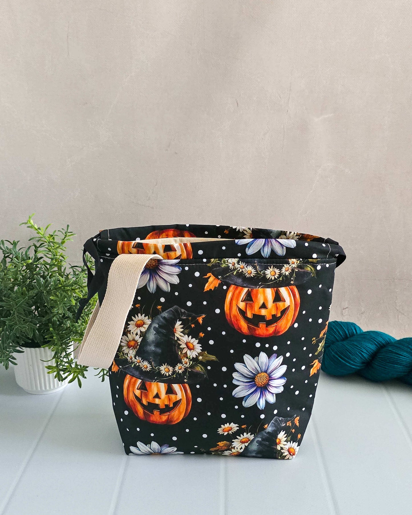 Projekttasche Witchy Bloom – Kürbisse, Hexenhut & Gänseblümchen