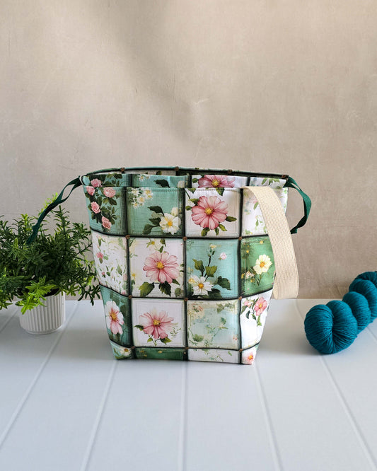 Projekttasche Tuva Bag Blütengalerie mit floralen Mustern