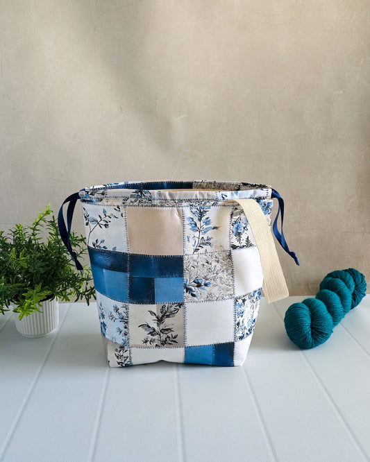 Projekttasche Tuva Bag „Indigo Patch“ mit floralem Patchworkmuster