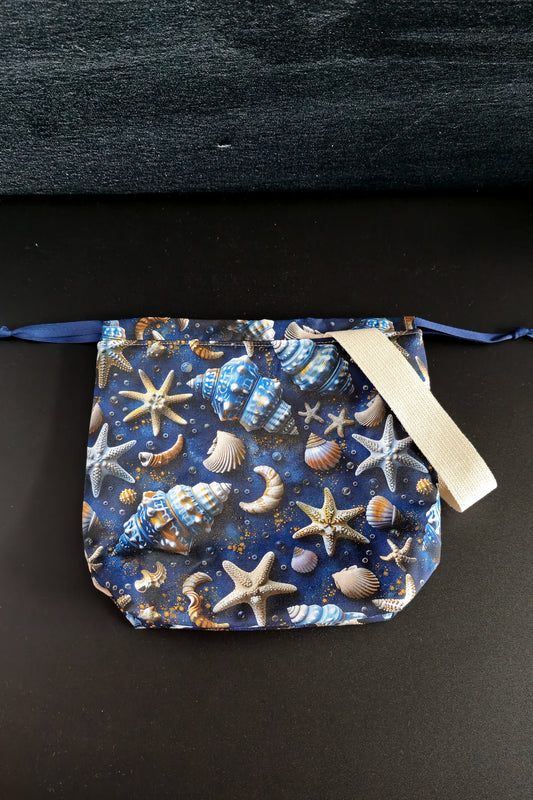 Projektbeutel Tuva Sea Dreams auf rundem Holztisch

