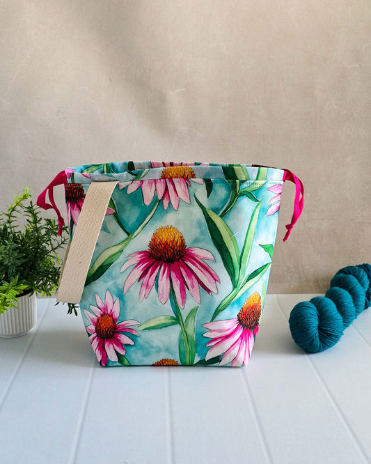 Projekttasche mit Blumenmuster auf hellem Untergrund