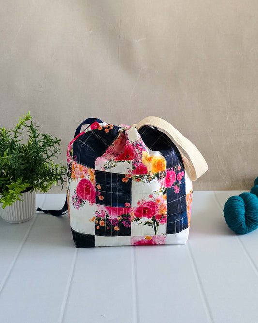 Projekttasche Tuva Bag „Wildrose & Denim“ in Patchworkoptik mit Blumenprint