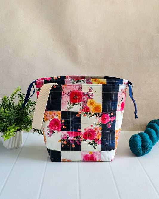 Projekttasche Tuva Bag „Wildrose & Denim“ in Patchworkoptik mit Blumenprint