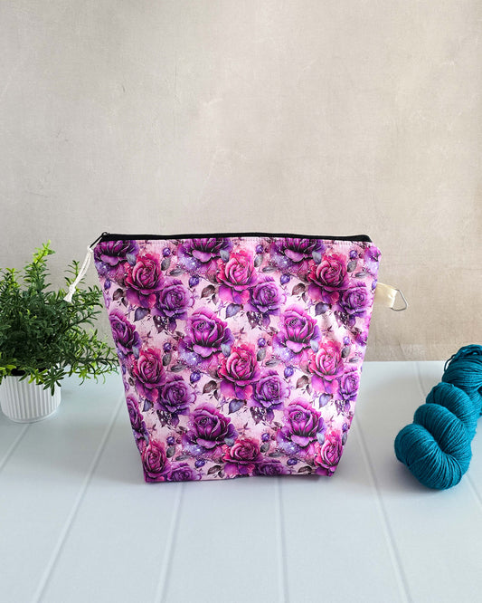„Projekttasche mit violettem Rosenmuster, handgenäht aus Baumwolle, mittlere Größe mit Reißverschluss.“