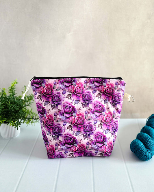 „Innenansicht der handgenähten Stricktasche mit Baumwollfutter und Volumenvliespolsterung.“