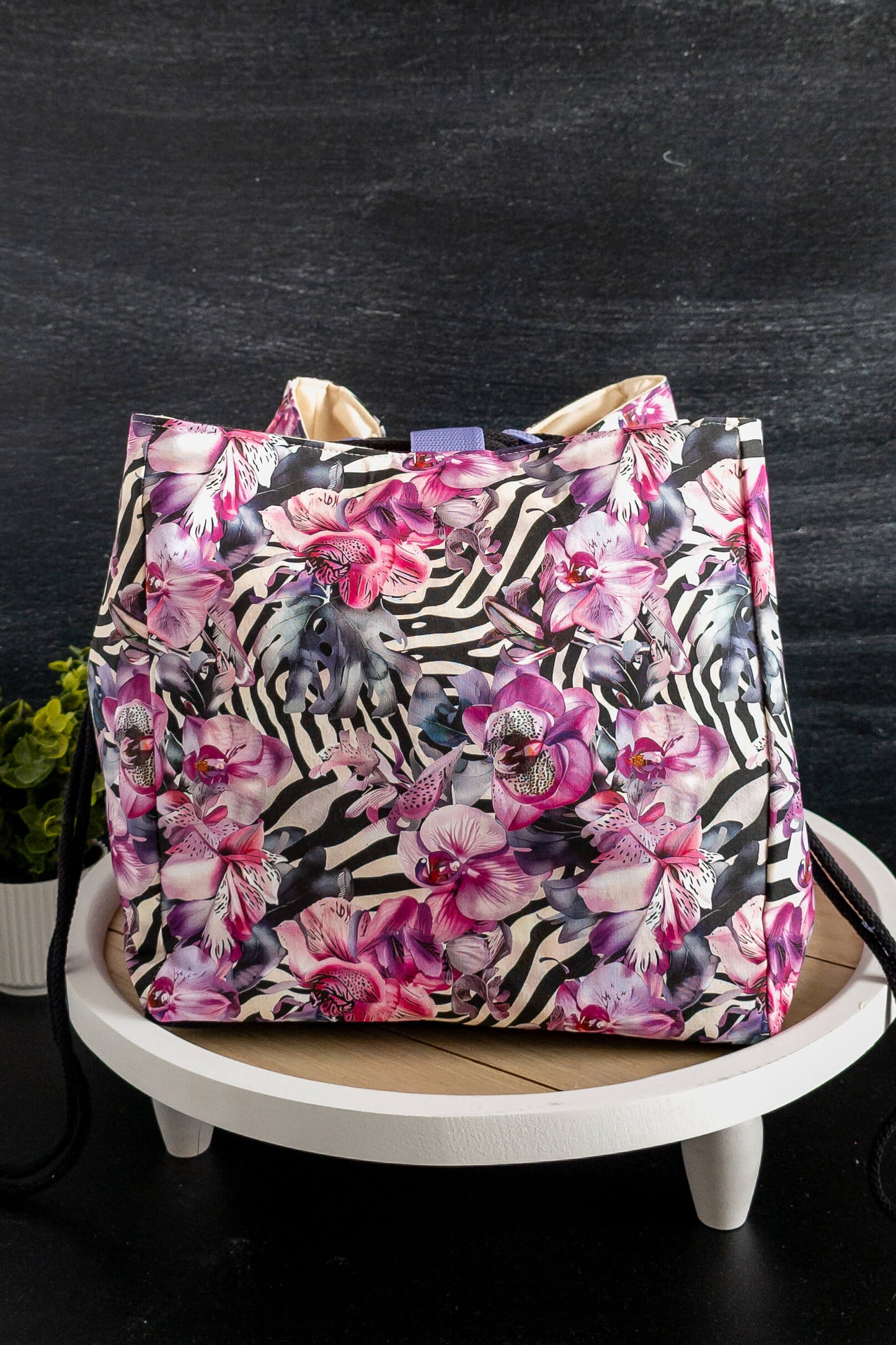 Projekttasche im japanischen Rice-Bag-Stil mit floralem Zebra-Muster in Lila, Pink und Schwarz