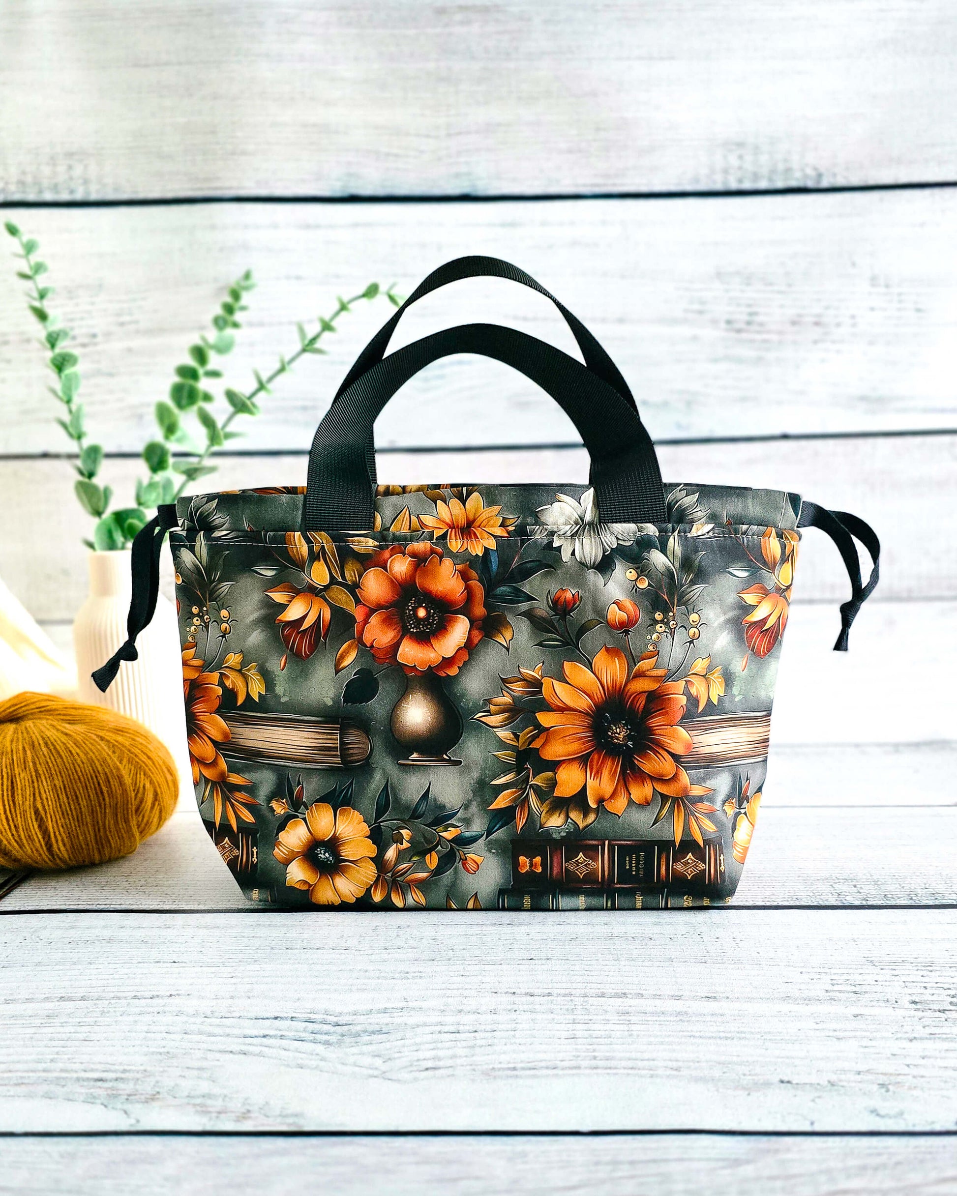 Alva Bag Autumn Library – Projekttasche mit Blüten und Buchillustrationen, handgenäht in Bayern von Nadelmikado