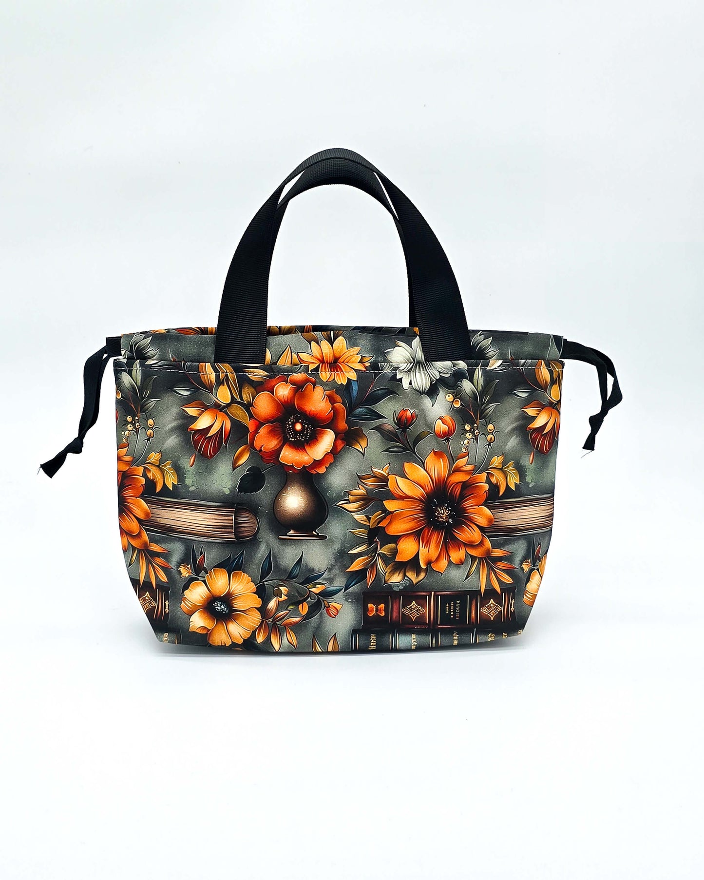 Alva Bag Autumn Library – Projekttasche mit Blüten und Buchillustrationen, handgenäht in Bayern von Nadelmikado