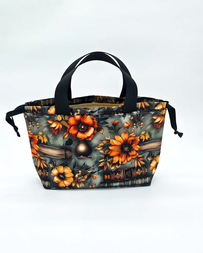 Alva Bag Autumn Library – Projekttasche mit Blüten und Buchillustrationen, handgenäht in Bayern von Nadelmikado