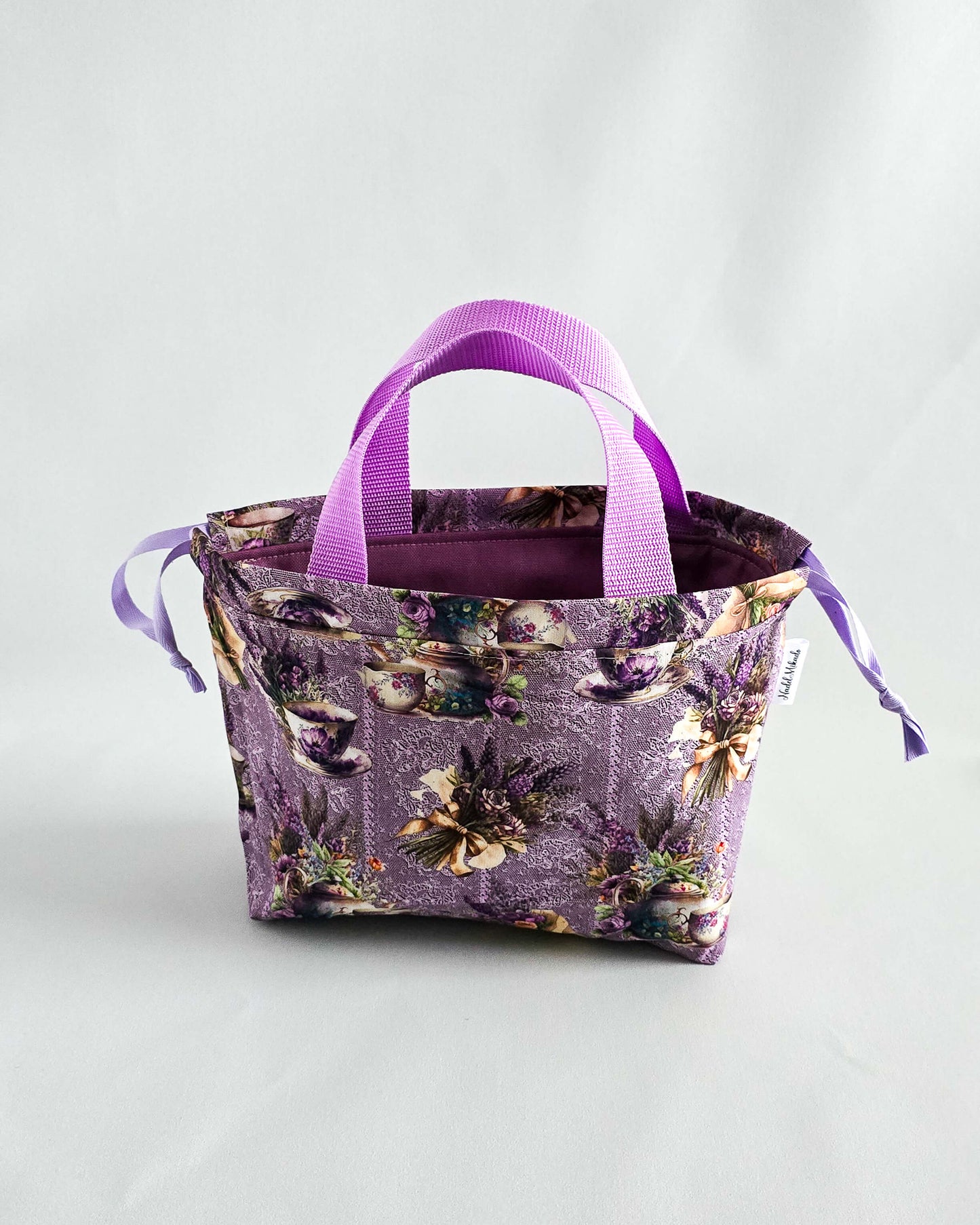 Alva Bag Berry Canvas & Lavender Tea Cups – handgenähte Stricktaschen aus Bayern von Nadelmikado