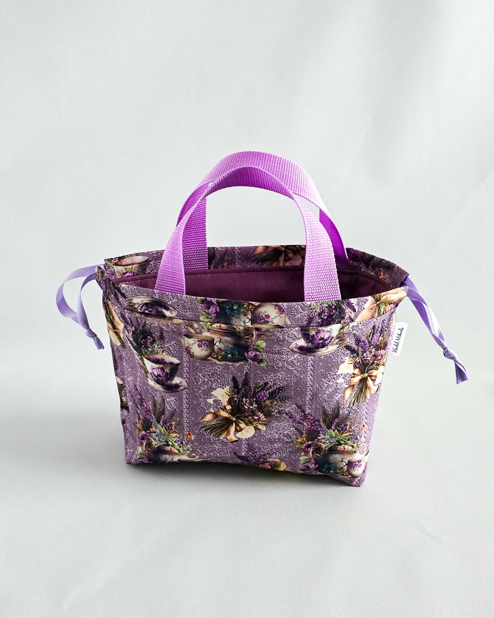 Alva Bag Berry Canvas & Lavender Tea Cups – handgenähte Stricktaschen aus Bayern von Nadelmikado