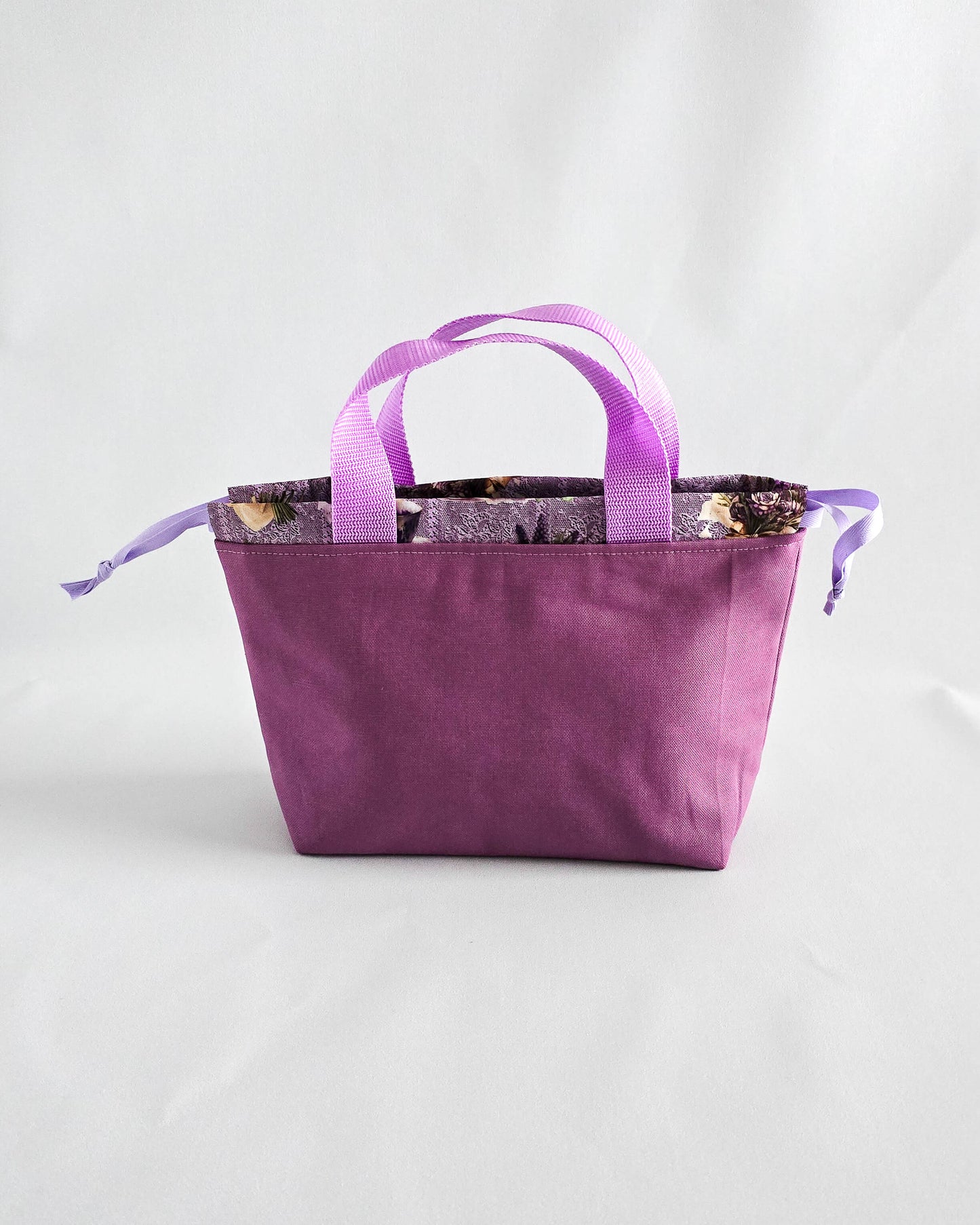 Alva Bag Berry Canvas & Lavender Tea Cups – handgenähte Projekttaschen aus Bayern von Nadelmikado