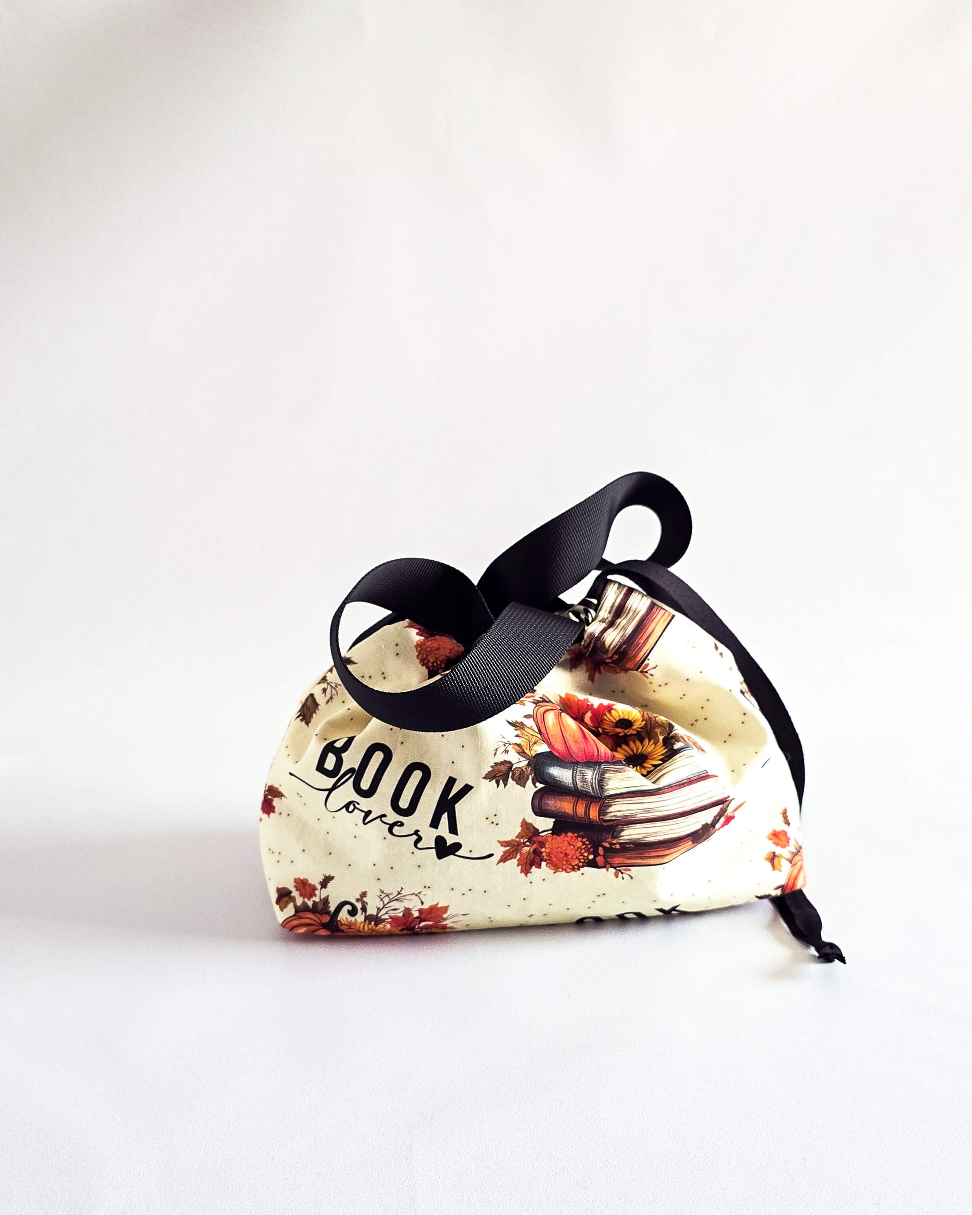 Alva Bag Book Lover mit Büchern, Kürbissen und Sonnenblumen, handgenähte Projekttasche von Nadelmikado aus Deutschland